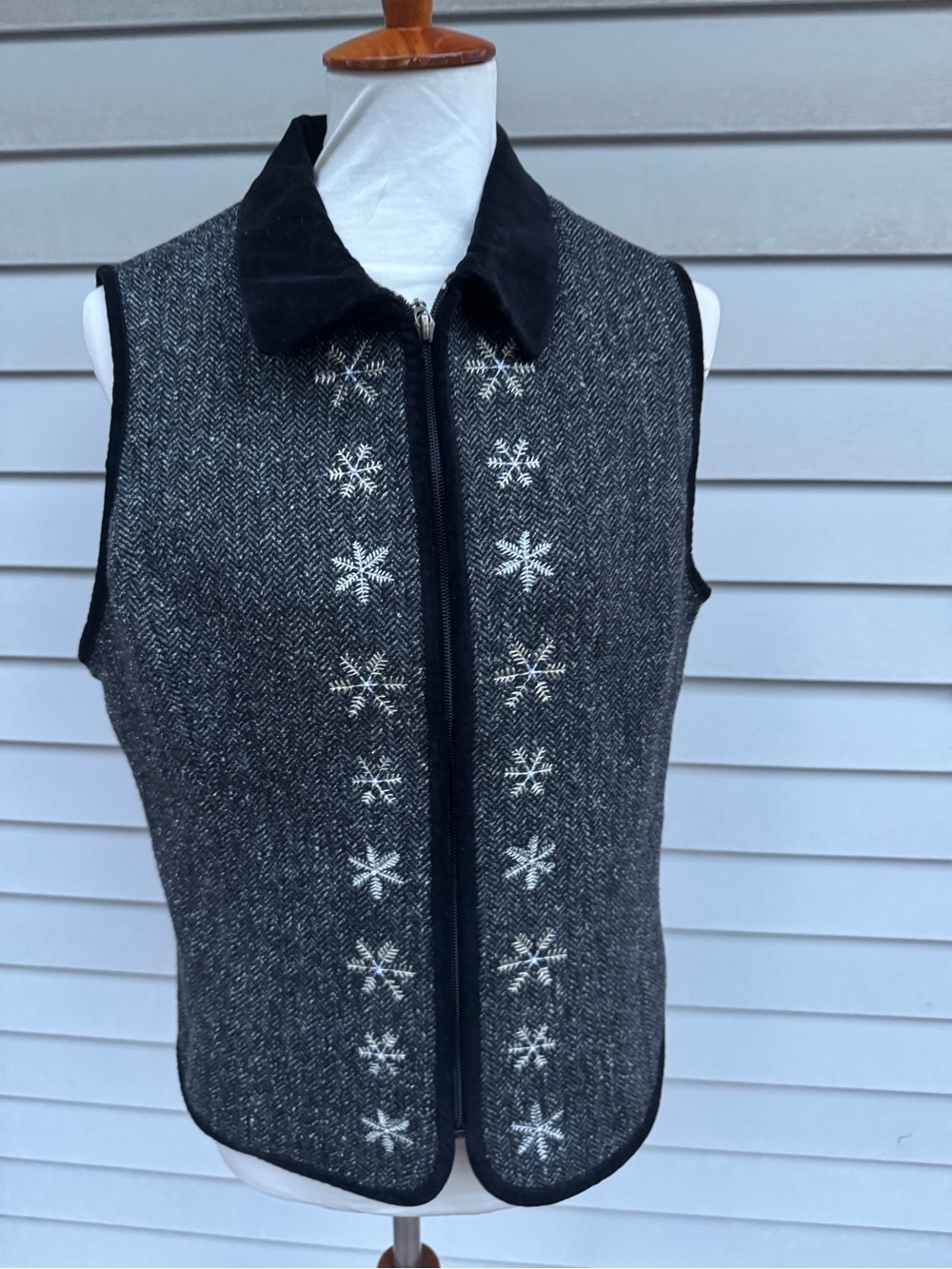 Talbots sweater vest vintage 1980’90’s snowflakes velvet collar